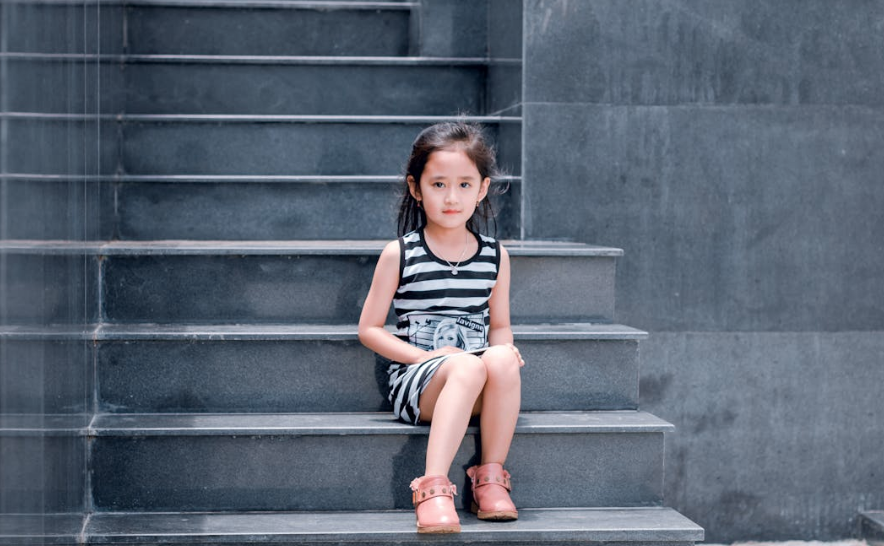 「うちの子は、もっとできるはずなのに」――そう感じたことはありませんか？ 実はその原因は、子供の能力ではなく、親の「声かけ」に隠れていることがあります。 スポーツでもビジネスでも、結果を出す人は例外なく高い自己肯定感を持っています。 そして、その土台は幼少期の親との関わりの中で築かれるのです。