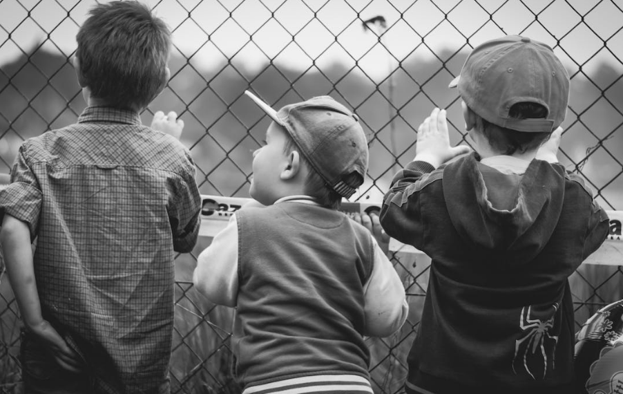 家庭で身につけた「見る力」を実際の試合で活かしましょう。 相手の構えから読む フォアで待っているか、バックで構えているかを観察することで、次の一手を予測できます。 相手の立ち位置から推測 ネット際に詰めているのか、後方に下がっているのか。立ち位置から相手の狙いを見抜けます。 パートナーとの連携を意識 ダブルスでは、相方の位置を常に把握し、アイコンタクトで意思疎通できる関係を作りましょう。